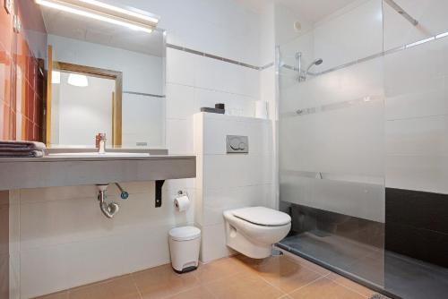 bagno bianco con lavandino e servizi igienici di Casa Rosi 2 a Puerto del Rosario