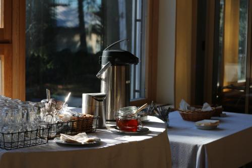 uma mesa com uma toalha de mesa branca com uma batedeira de bebidas em Hotel Sofia em Helsinque