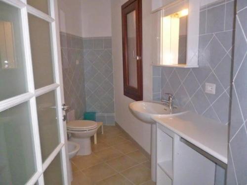 un baño con lavabo e inodoro en Le Rose Marine, en Isola Rossa