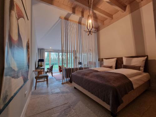 um quarto com uma cama e uma grande janela em Thuers im Busch - Gute Stube em Münster