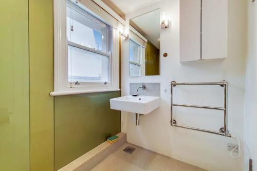 La salle de bains est pourvue d'un lavabo et d'une fenêtre. dans l'établissement The Belgravia Residences, à Londres