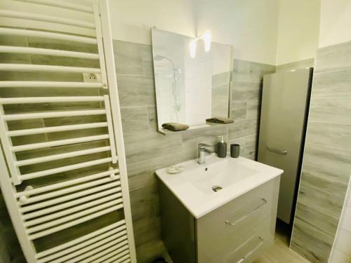 Kúpeľňa v ubytovaní ''Clavel 14'' Charmant T3 en ville avec clim et parking