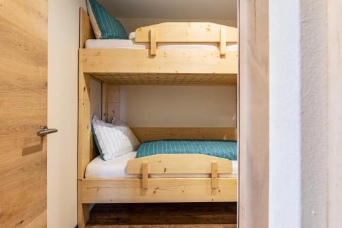 une chambre avec deux lits superposés dans l'établissement Villa Lara Fichte, à Castelrotto