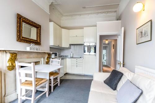 sala de estar con sofá blanco y mesa en Bright 2 bedroom flat with terrace in Notting Hill, en Londres