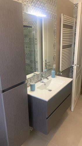 a bathroom with a sink and a large mirror at B&B La Grola in San Martino Buon Albergo