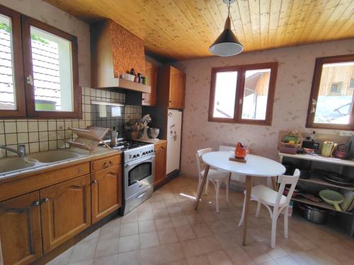 Photo de la galerie de l'établissement Agréable maison de village, au calme, à Thônes