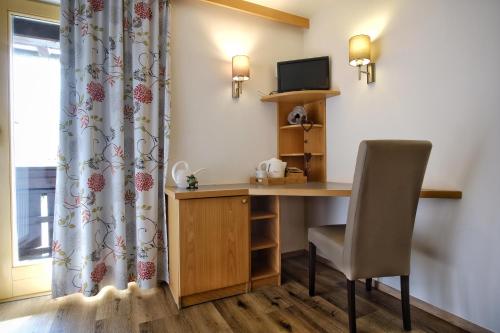 TV a/nebo společenská místnost v ubytování SeeHotel & SeeApartments Kärntnerhof- direkt am See!