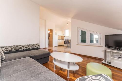 Lucian, sea view ap. for 4