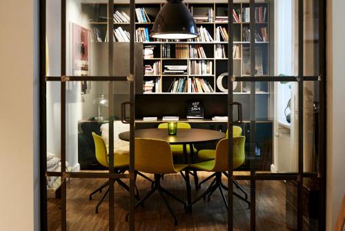 ホテルにある図書室
