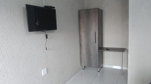 モコパネにある2NIGHTS GUEST HOUSEの壁にテレビが付いた部屋のコーナー