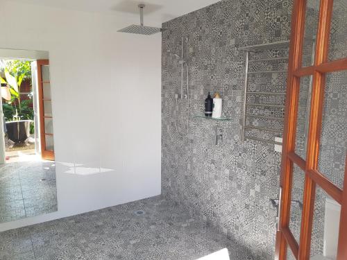 W łazience znajduje się prysznic ze szklaną ścianą. w obiekcie Riverstay on Clarence w mieście Seelands