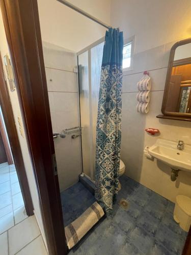 Ένα μπάνιο στο Patras Rooms est 1990
