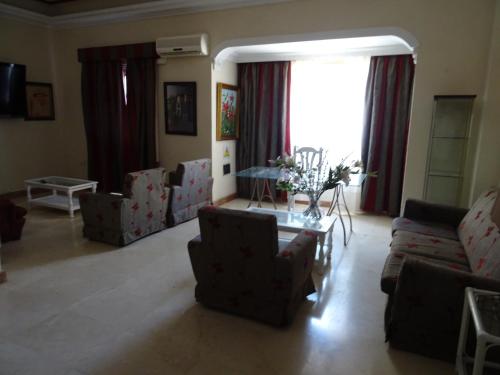 sala de estar con sofá, sillas y mesa en Hotel Tanausu, en Santa Cruz de Tenerife