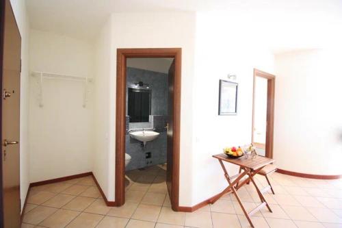 um quarto com casa de banho com lavatório e WC em Boka Residence 8 em Herceg Novi
