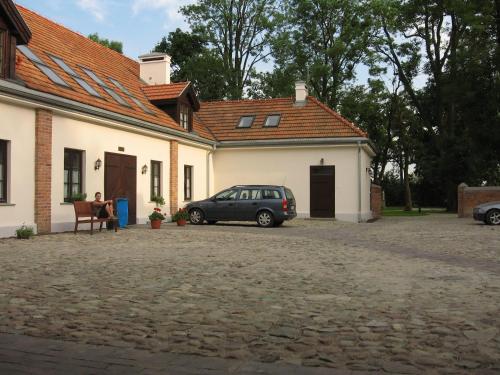 a car parked in front of a house at Pałac Łochów in Łochów