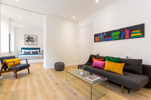 sala de estar con sofá y mesa en 2 Bed 2 Bath Apartment Off Regent Street en Londres