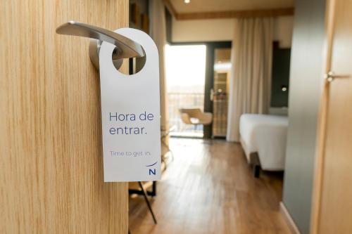 a sign on the door of a hotel room at Novotel Criciuma in Criciúma