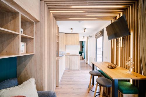 - une cuisine et une salle à manger avec une table et des chaises dans l'établissement Moon Resort, à Buşteni