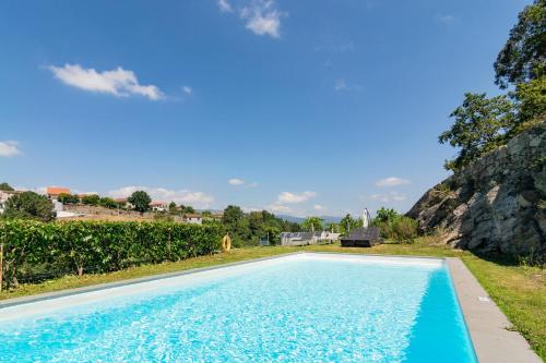 een zwembad in de achtertuin van een huis bij Melgaço Alvarinho Houses in Melgaço
