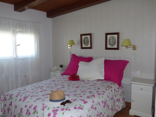 ヘレス・デ・ラ・フロンテーラにあるアパルタメントス ヘレサノスのベッドルーム(ベッド、帽子付)