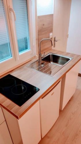 une cuisine avec un évier et un plan de travail dans l'établissement Studio centre ville comédie gare, à Montpellier