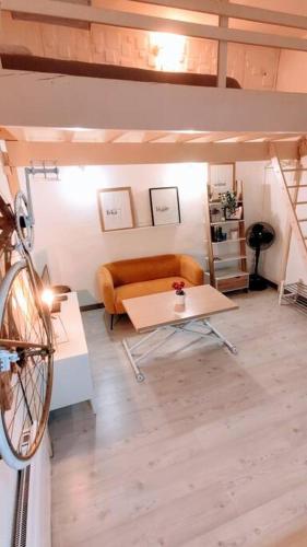 un salon avec un canapé et une table dans l'établissement Studio centre ville comédie gare, à Montpellier