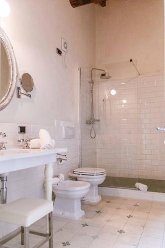 a bathroom with a toilet and a sink and a shower at Classique in Lazise
