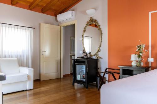 a bedroom with a bed and a mirror on the wall at Classique in Lazise