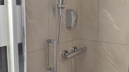 W łazience znajduje się prysznic. w obiekcie Logis Hôtel Les Bleuets w mieście Royan