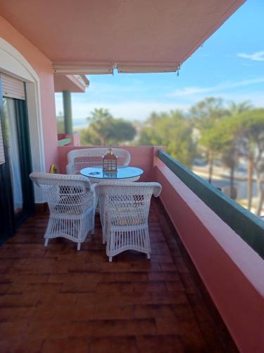 サアラ・デ・ロス・アトゥネスにあるApartamento Zahara De Los Atunesの景色を望むバルコニー(テーブル、椅子付)