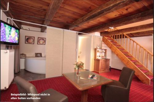 Uma televisão e/ou sistema de entretenimento em Romantik Hotel Scheelehof Stralsund