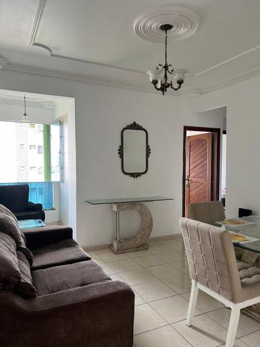 uma sala de estar com um sofá e uma mesa em Apto na Avenida Marques de Herval em Belém