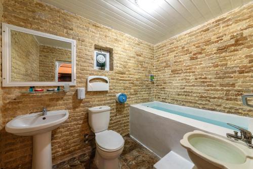 y baño con bañera, aseo y lavamanos. en Continent Hotel Kapadokus Thermal en Guzelyurt