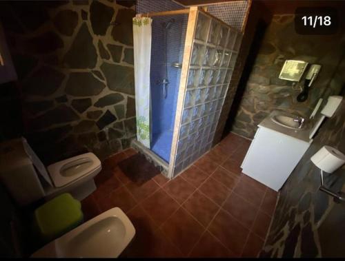 bagno con servizi igienici, lavandino e finestra di El-cortijo a Siete Aguas