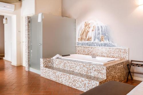 ein Badezimmer mit einer Badewanne und einem Brunnen in der Unterkunft Classique in Lazise