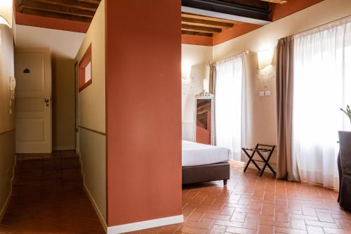 a bedroom with a bed and a window at Classique in Lazise