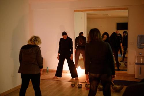 a group of people standing in a room at ARIA - Villa di Campagna in Montecorvino Rovella