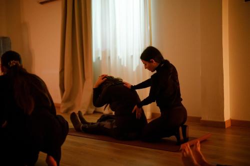 a group of people sitting on the floor in a room at ARIA - Villa di Campagna in Montecorvino Rovella