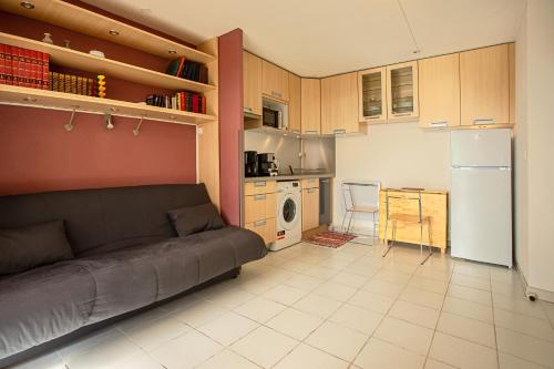 un salon avec un canapé et une cuisine dans l'établissement Coté Jardin, Villa de Cap Esterel, à Saint-Raphaël