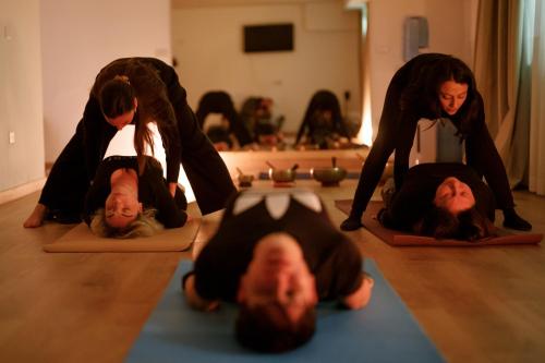 a group of people doing yoga on the floor at ARIA - Villa di Campagna in Montecorvino Rovella