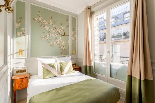 Un pat sau paturi într-o cameră la Luxury 3 Bedrooms 2 Bathrooms Apartment - Opera Louvre