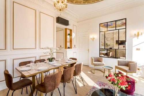 パリにあるLuxury 3 Bedrooms 2 Bathrooms Apartment - Opera Louvreのダイニングルーム(テーブル、椅子付)