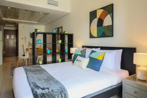 Postel nebo postele na pokoji v ubytování HiGuests - Lake-view Studio in Vibrant Area in JLT