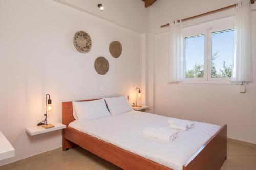 Posteľ alebo postele v izbe v ubytovaní Villa Cleronomia, private pool, seaview,