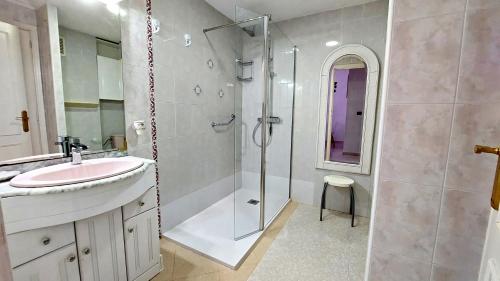 een badkamer met een wastafel en een douche bij 058 - Parque y Playa 002 - comfortHOLIDAYS in Santa Pola