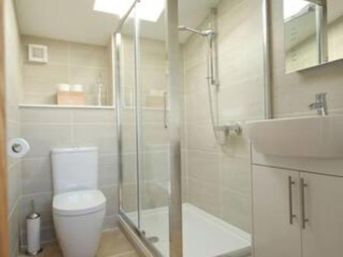 uma casa de banho com um chuveiro, um WC e um lavatório. em Pass the Keys Stunning cottage close to city centre em Bath