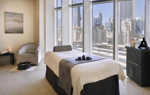1 dormitorio con cama y ventana grande en Dubai Mall Highest Floor With Burj Khalifa View Residence - Formerly Address Dubai Mall, en Dubái