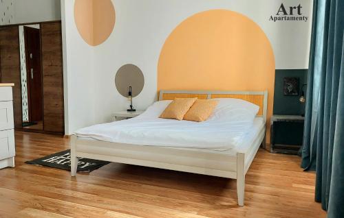 um quarto com uma cama e uma porta arqueada em Art Apartamenty 2 em Kalisz