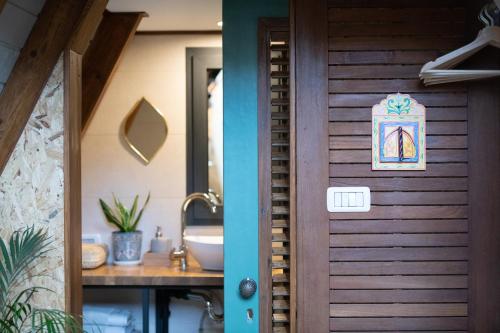 ベート・ヒッレールにあるליילה בגלילのバスルーム(木製のドア、シンク付)