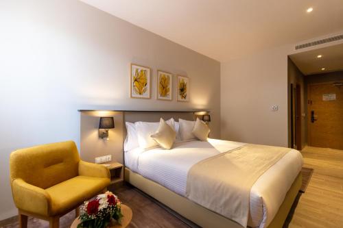 Ένα ή περισσότερα κρεβάτια σε δωμάτιο στο Golden Tulip Opera Alger